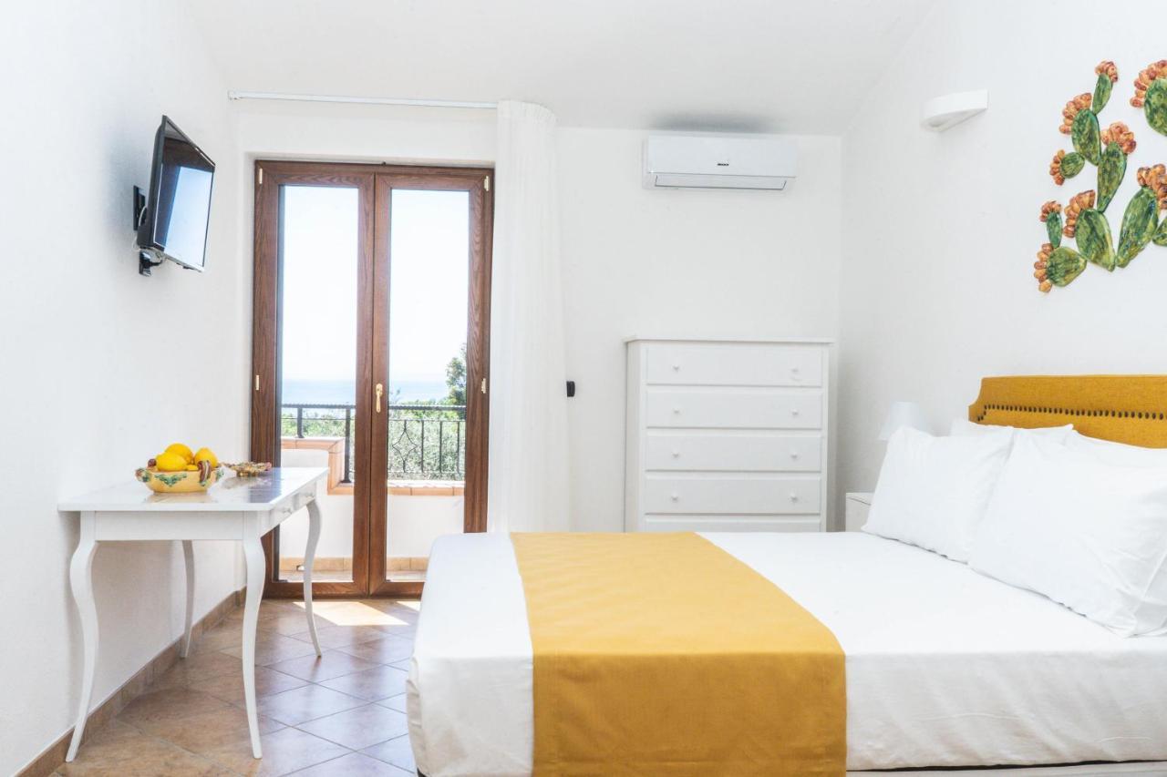 Relais Ruggiero Bed & Breakfast Le Castella  Exterior foto