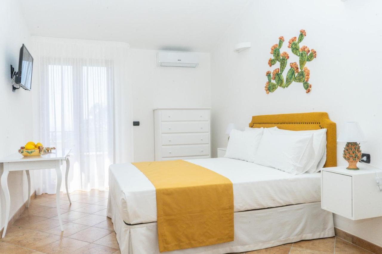 Relais Ruggiero Bed & Breakfast Le Castella  Exterior foto